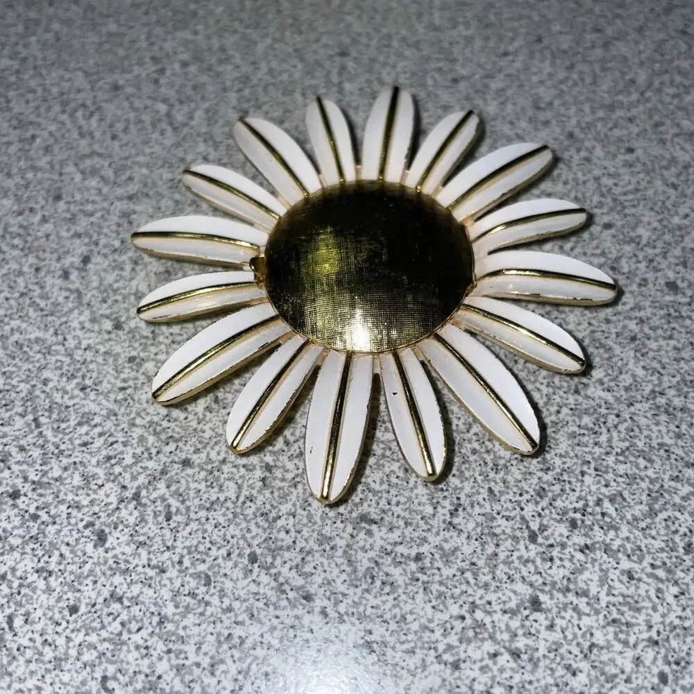 Gold Tone White Enamel Vintage AVON Daisy Flower Locket Brooch Pin Hinged 2.5 in